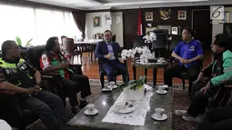 Ketua MPR Zulkifli Hasan menerima perwakilan Masyarakat Ojek Online Seluruh Indonesia (MOSI) di Ruang Kerja Ketua MPR, Jakarta, Kamis (25/10). Zulhas diminta menjadi dewan pembina mereka agar ada sandaran demi memperbaiki nasib. (Liputan6.com/JohanTallo)