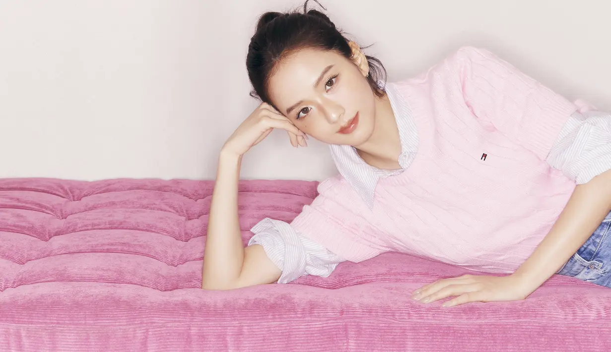 Tommy Hilfiger memasuki era baru womenswear dengan menggandeng JISOO sebagai wajah kampanye koleksi Spring 2025. [Dok/Tommy Hilfiger].