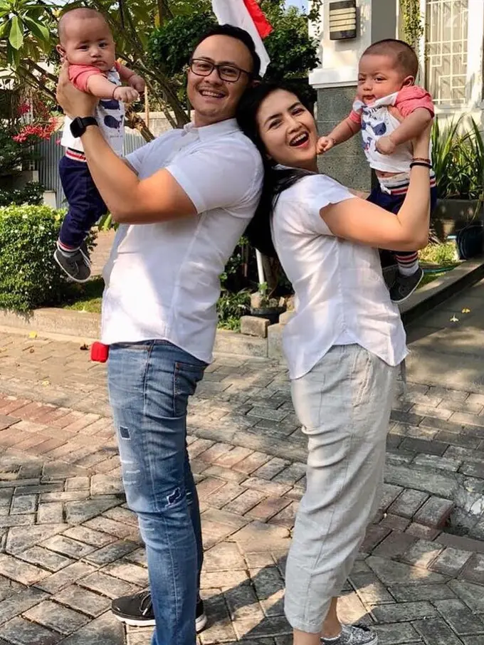 [Fimela] Kadek Devi dan Dewa Yoga