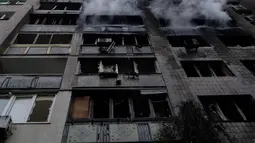 Asap mengepul dari bangunan tempat tinggal yang rusak setelah serangan rudal Rusia di Kyiv, Ukraina, Senin 15 Juni 2026, di tengah invasi Rusia. (OLEKSII FILIPPOV/AFP)