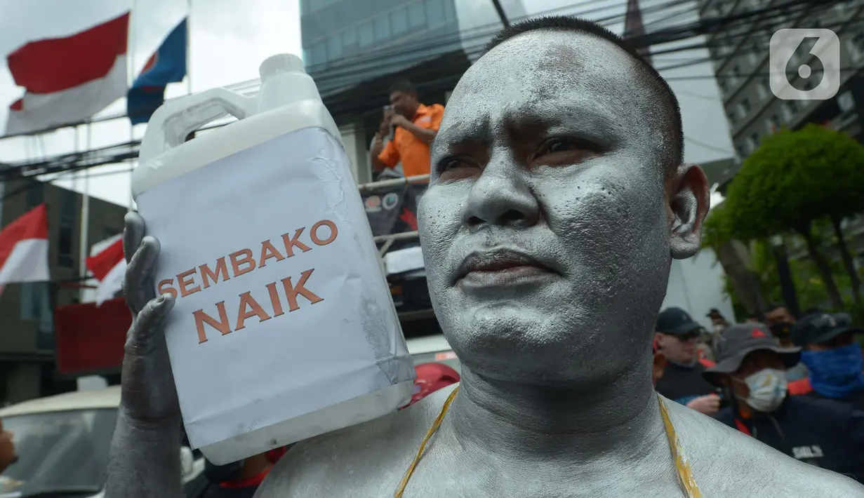 Buruh melakukan aksi unjuk rasa di depan gedung Kementerian Perdagangan, Jakarta Selasa (22/3/2022). Aksi menuntut Kementerian Perdagangan untuk menurunkan harga minyak goreng dan harga bahan pokok di pasar tradisional serta mendesak Menteri Perdagangan diganti. (merdeka.com/Imam Buhori)