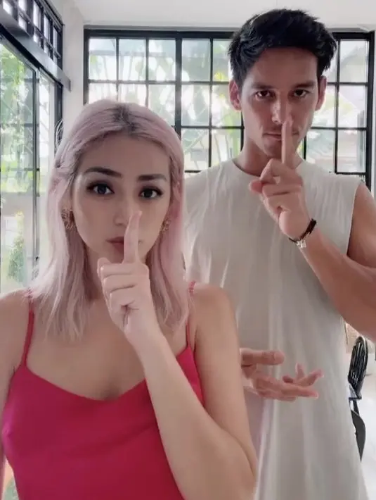 "Kata-kata tidak dapat menggambarkan besarnya cintaku padamu, betapa aku ingin berterima kasih, dan rasa bahagia aku bersamamu serta menjadi orang nomor satu buatmu. Kamu telah membuatku merasa sangat bahagia," tulis Jessica Iskandar, Sabtu (30/5/2020). (Instagram/inijedar)