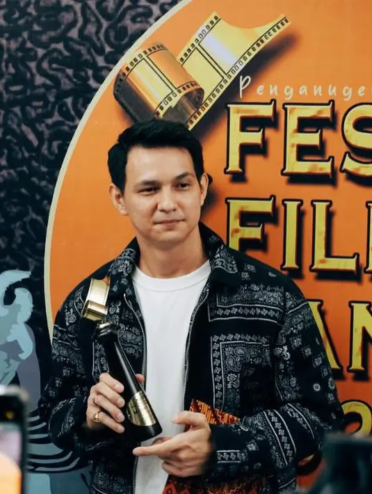 16 tahun terjun ke dunia seni peran, Marcell Darwin ukir prestasi tahun 2022 di ajang FFB 2022. Lewat karya web series Suami-Suami Masa Kini kategori Pemeran Pembantu Pria Terpuji Serial Web, Marcell Darwin sabet piala pertamanya. Tidak datang sendiri, aktor berusia 32 tahun ini didampingi sang istri tercinta, Nabila Faisal. Merupakan piala pertama, pencapaian sang suami bikin Nabila Faisal bangga. (Liputan6.com/IG/@marcelldarwin)