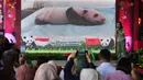 Gambar Satrio Wiratama, yang dijuluki 'Rio', anak panda raksasa pertama yang lahir di Indonesia, ditampilkan di layar selama konferensi pers di Taman Safari Indonesia, Bogor, Jawa Barat, Selasa 6 Januari 2026. Taman Safari Indonesia resmi mengumumkan kelahiran bayi panda raksasa pertama di Indonesia. (AP Photo/Dita Alangkara)