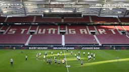 Suasana latihan Timnas Spanyol jelang laga UEFA Nations League di Stuttgart, Jerman, Rabu (2/8/2020). Spanyol akan berhadapan dengan Jerman. (AFP/Thomas Kienzle)