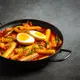 Tak harus membeli rice cake instan, Sahabat Fimela bisa membuat camilan ala Korea menggunakan nasi matang dan beberapa bahan sederhana. (Foto/Dok: Magnific)