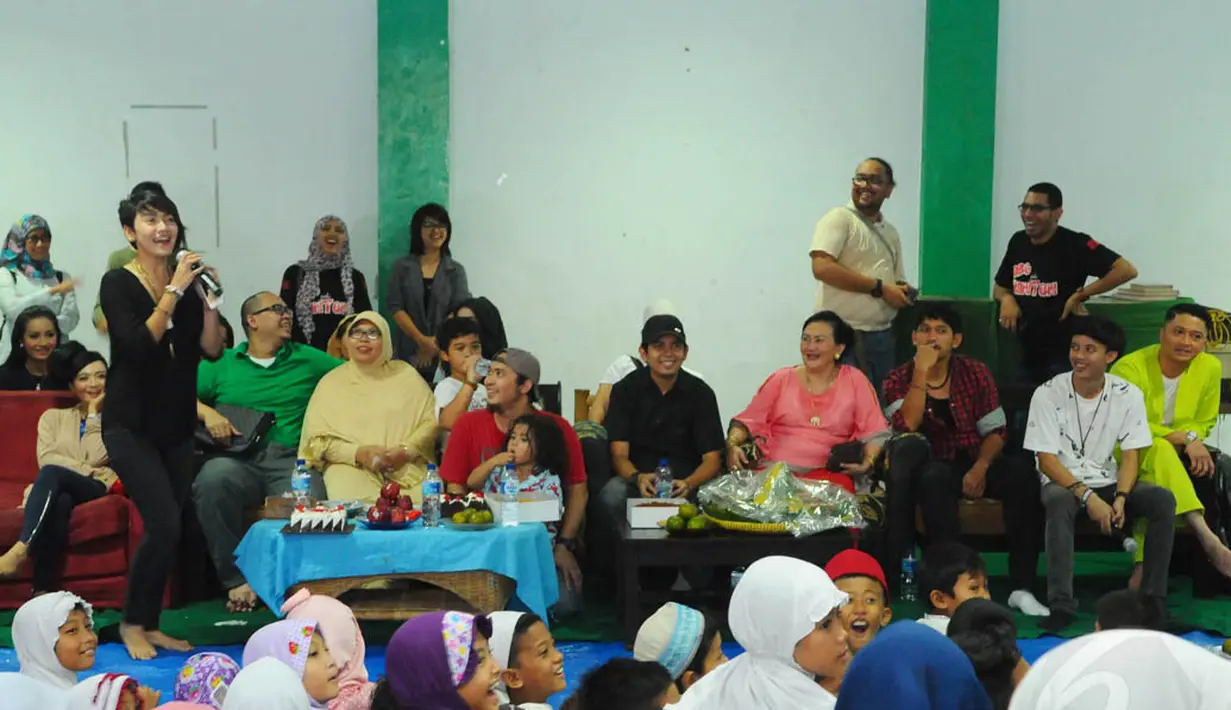 Acara tersebut sebagai ungkapan rasa syukur karena sinetron ABG Jadi Manten telah memasuki episode yang ke 150 pada Senin (4/8/14) lalu. (Liputan6.com/Andrian M Tunay)