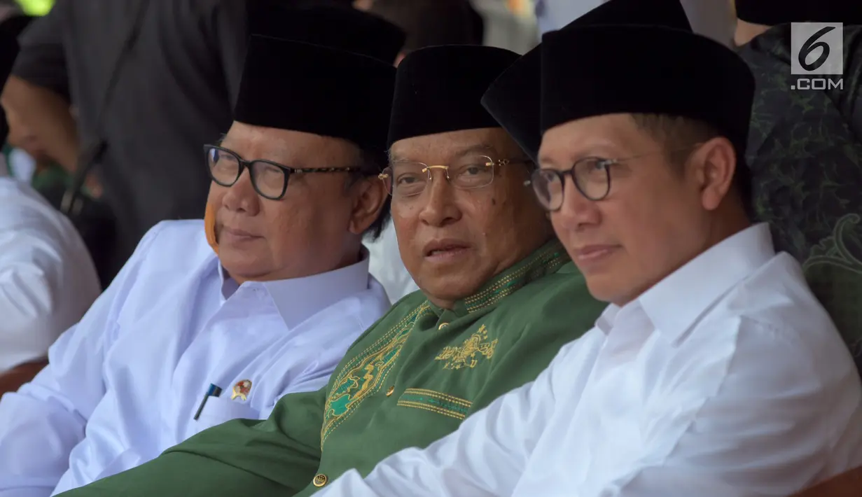 Menteri Dalam Negeri Tjahjo Kumolo (kiri), Ketua PBNU Said Aqil Siradj (tengah), dan Menag Lukman Hakim Syaifuddin (kanan) berbincang saat mengikuti Apel Hari Santri Nasional 2017, di Tugu Proklamasi, Jakarta, Minggu (22/10). (Liputan6.com/Fery Pradolo)