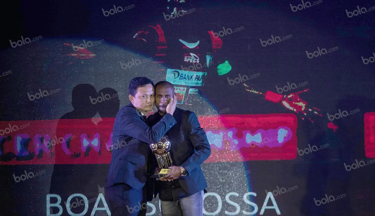 Striker Persipura Jayapura, Boaz Solossa, meraih penghargaan pemain terbaik pada Awarding Night TSC 2016 di Hotel Aryaduta Bandung, Jawa Barat, Minggu (8/1/2017). (Bola.com/Vitalis Yogi Trisna)