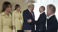 Melania Trump bertemu dengan Vladimir Putin di Finlandia. (AP)