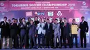 Perwakilan pemain dari 18 klub berfoto bersama saat peluncuran Torabika Soccer Championship 2016 di Hotel Mulia, Jakarta, Senin (18/4/2016). TSC diikuti 18 klub sepakbola professional se-Indonesia. (Liputan6.com/Helmi Fithriansyah)