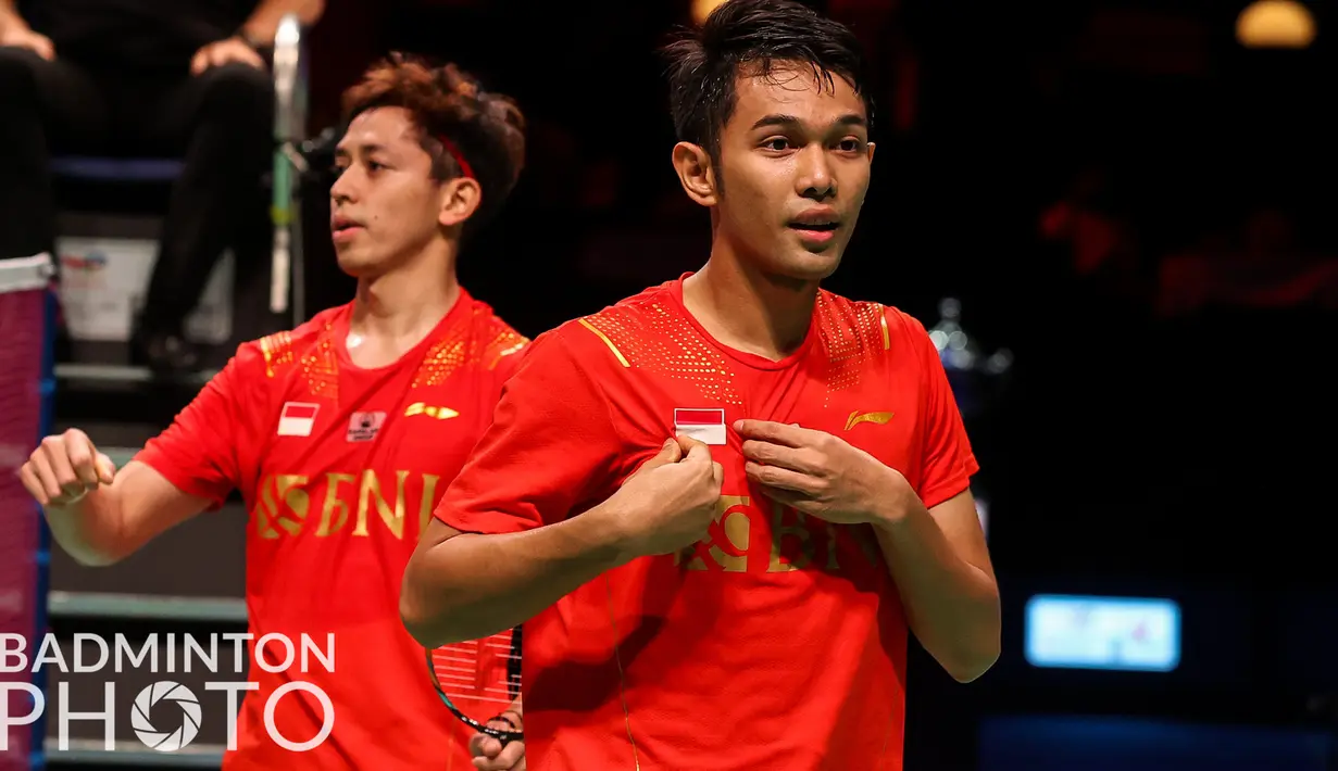Pasangan ganda Indonesia, Fajar Alfian (kanan) melakukan hal yang sama. Ia dengan bangga menunjukkan bendera merah putih ke arah penonton yang memadati Ceres Arena. (Badminton Photo/Yohan Nonotte)