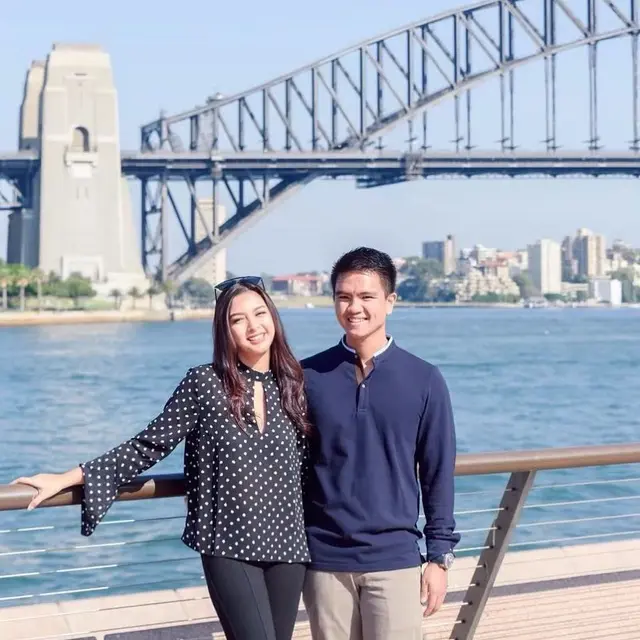 7 Potret Alisia Rininta Bersama Suami saat Traveling yang Selalu Tampil Kompak