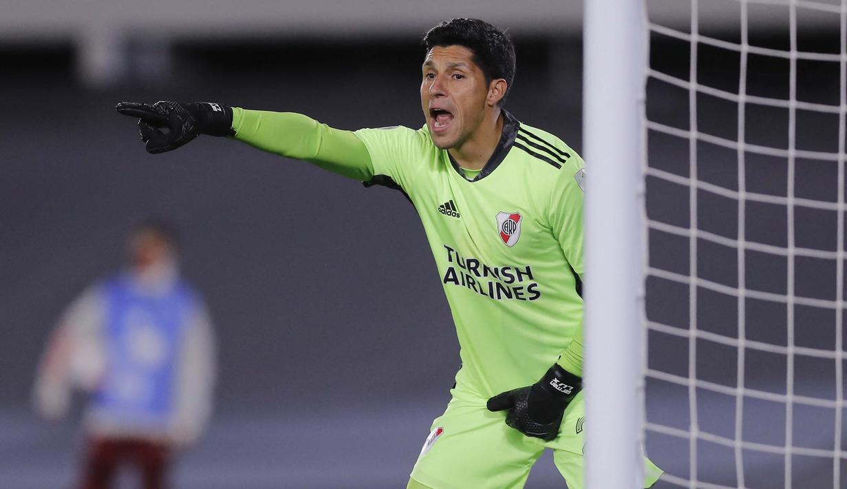 Enzo Perez yang merupakan mantan gelandang Valencia tampil memukau selama 90 menit jalannya pertandingan dibawah mistar gawang. Meski kebobolan satu gol tapi itu sangat dimaklumi mengingat ia bermain bukan di posisi yang sebenarnya. (Foto: AFP/Pool/Juan Ignacio Roncoroni)