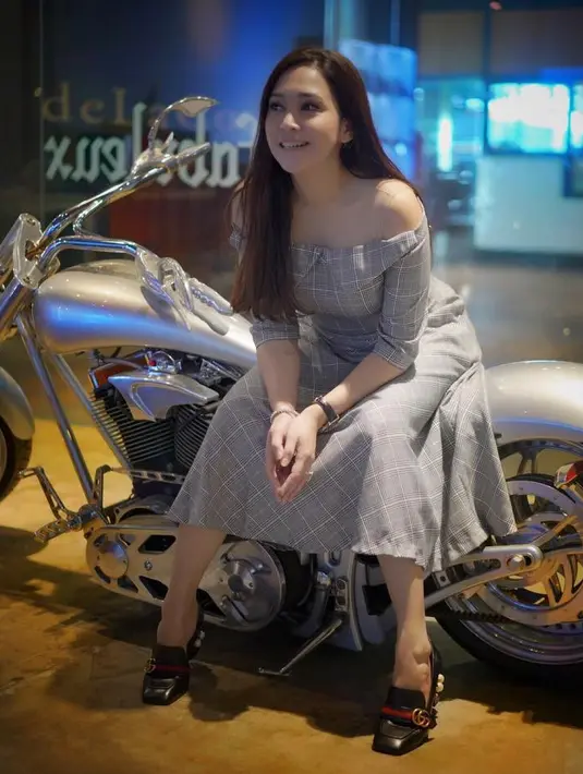 Di setiap penampilannya, Maia tetap berhasil menarik perhatian publik karena kecantikannya. Seperti ini contohnya, ia memakai dress abu-abu bermotif kotak-kotak yang modelnya off-shoulder. (Instagram/maiaestiantyreal)
