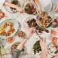 Ilustrasi makan bersama. (iStockphoto)