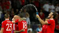Pemain Wales, Gareth Bale, merayakan kemenangan 3-0 atas Rusia pada laga grup B Piala Eropa 2016 di Stadion Municipal, Toulouse, Selasa (21/6/2016) dini hari WIB. Wales lolos ke 16 Besar. (Reuters/Michael Dalder) 