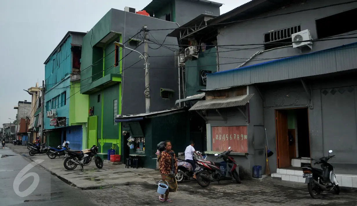 Suasana Kalijodo pada siang hari di Jakarta, Kamis, (11/02). Kawasan Kalijodo yang luasnya kurang lebih lima hektare merupakan kawasan padat penduduk yang terdiri dari lebih dari 2.000 KK. (Liputan6.com/Gempur M Surya)