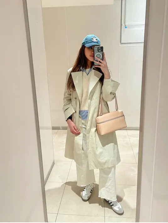 Outfit selanjutnya, Aaliyah mengenakan coat panjang warna beige dari Uniqlo seharga Rp1,6 jutaan. Dipadukan inner sweater putih berkerah dan lengan putih dari Zara seharga Rp893 ribuan.[@aaliyah.massaid]
