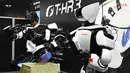 Robot humanoid generasi ketiga T-HR3 mengambil gelas saat Pameran Robot Internasional 2017 di Tokyo (29/11). T-HR3 dikendalikan dari Master Maneuvering System yang memungkinkan seluruh tubuh robot beroperasi. (AFP/Toru Yamanaka)