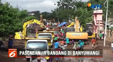 Bantuan untuk korban bencana banjir bandang yang menerjang 328 rumah di Banyuwangi, Jawa Timur terus berdatangan. Untuk membersihkan desa dari sisa banjir, ratusan relawan, bersama TNI - Polri dan warga lakukan gotong royong.