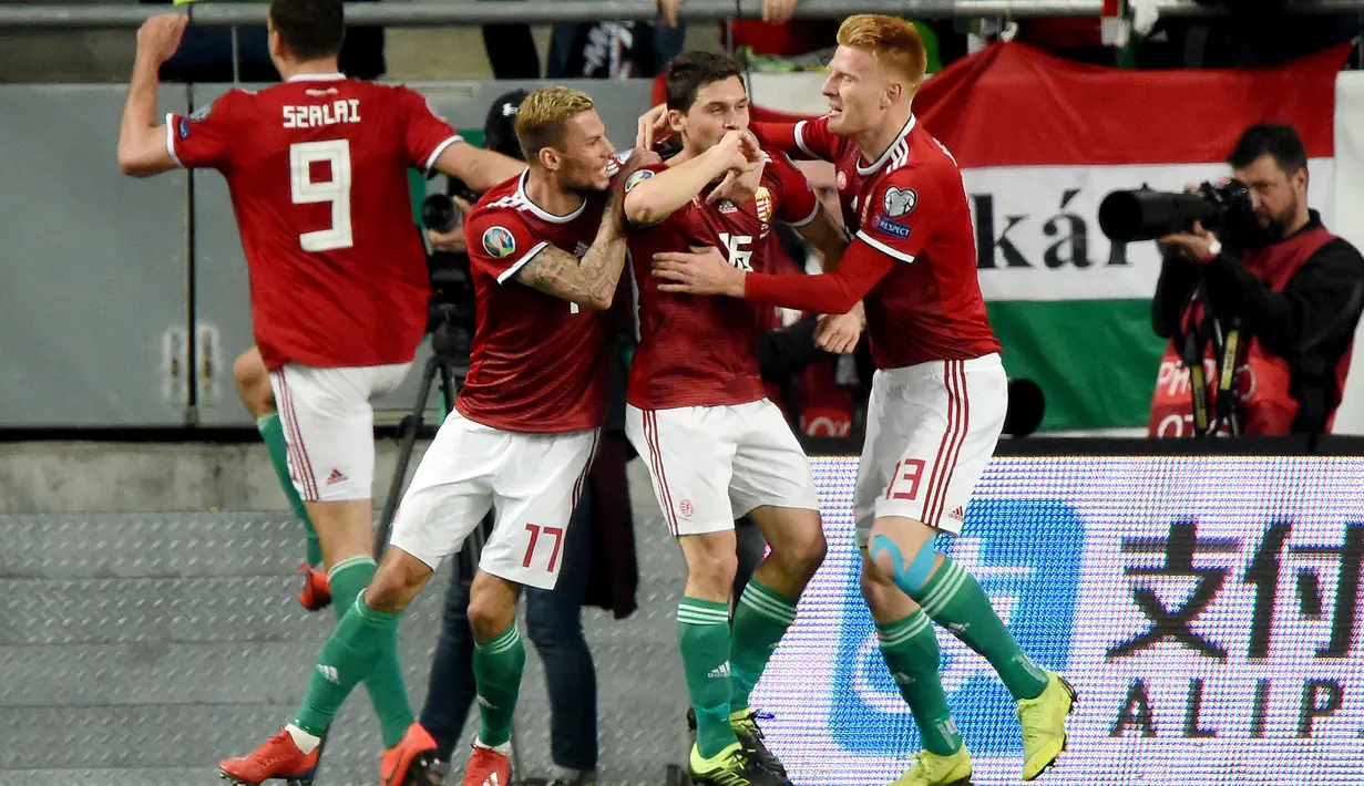 Selebrasi gol pemain Hungaria pada laga kedua babak kualifikasi Piala Eropa 2020 Grup E yang berlangsung di Stadion Groupama Arena, Budapest, Senin (25/3). Kroasia kalah 1-2 kontra Hungaria. (AFP/Attila Kisbenedek)