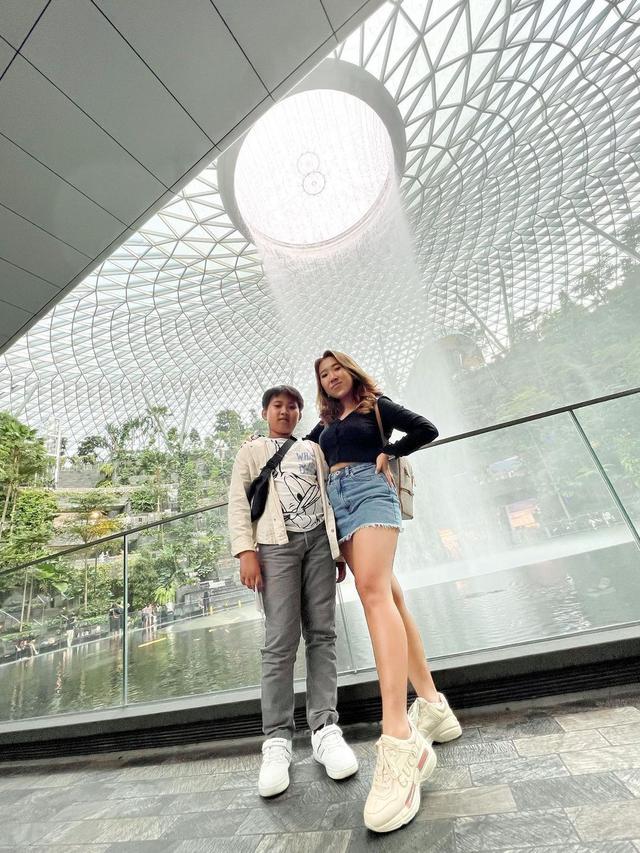 7 Momen Liburan Kiky Saputri di Singapura, Penampilannya Curi Perhatian