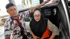 Ratu Atut diperiksa sebagai saksi terkait dugaan korupsi dengan pemerasan proyek pengadaan alat-alat kesehatan (Alkes) di lingkungan Dinas Kesehatan Pemprov Banten dengan tersangka Tubagus Chaeri Wardana alias Wawan. (Liputan6.com/Miftahul Hayat)