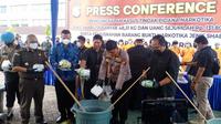 Pemusnahan barang bukti narkoba jenis sabu di Polda Riau. (Liputan6.com/M Syukur)