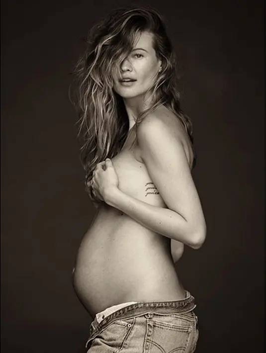 Adam Levine dan Behati Prinsloo memberikan nama pada buah hati pertamanya dengan nama Dusty Rose Levine. Sang ayah yang sejak lama menantikan kelahiran anaknya rela mengosongkan jadwal manggung jelang kelahiran istrinya. (Instagram/behatiprinsloo)