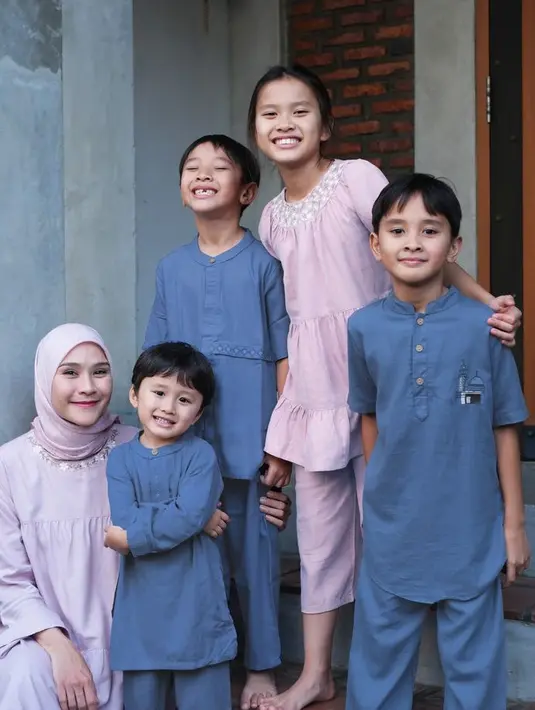 Ketiga putra Zaskia Adya Mecca tampil kompak mengenakan baju muslim warna biru. Sedangkan Zaskia mengenakan baju keunguan. [@zaskiadyamecca]