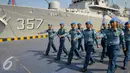 Pasukan perdamaian Satgas Maritime Task Force (MTF) TNI Konga XXIII-H Unifil Lebanon berbaris untuk mengikuti upacara melepas keberangkatan KRI Bung Tomo-357 ke Lebanon di dermaga Mako Kolinlamil, Jakarta, Kamis (27/8/2015). (Liputan6.com/Faizal Fanani)
