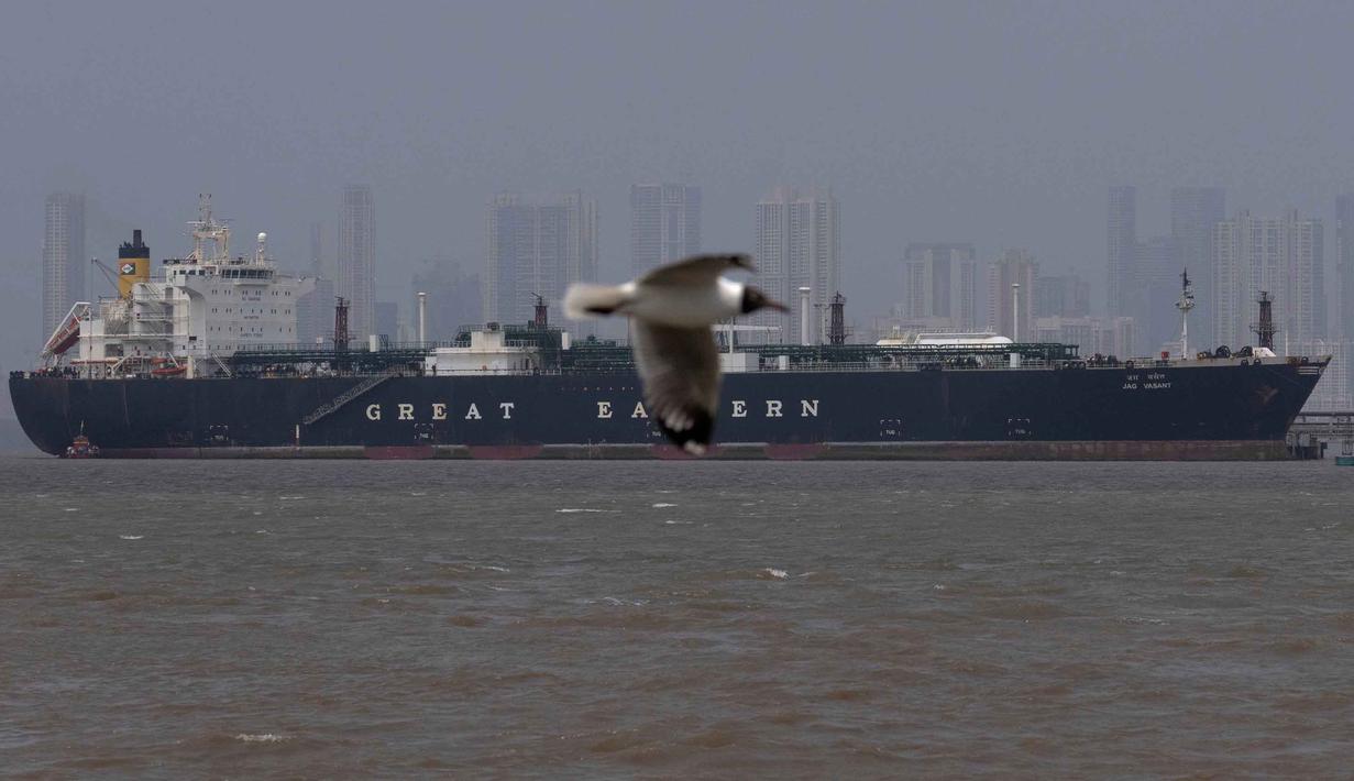 Kedatangan pengangkut LPG ini diperkirakan akan sedikit meredakan tekanan pasokan kebutuhan energi di India. Tampak dalam foto, kapal pengangkut Liquefied Petroleum Gas (LPG) berbendera India, Jag Vasant, yang mengangkut gas minyak cair, terlihat di Pelabuhan Mumbai, India, setelah tiba melewati Selat Hormuz, Rabu, 1 April 2026. (AP Photo/Rafiq Maqbool)