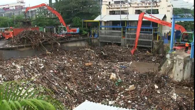 Usai Banjir Jakarta Sampah Menggunung Di Pintu Air Manggarai News Liputan6 Com