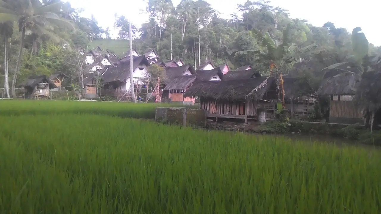 Kampung naga dengan latar belakang leuweung larangan