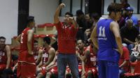 Pelatih timnas bola basket Indonesia, Wahyu Widayat Jati, memberikan arahan kepada anak asuhnya saat laga uji coba melawan Satria Muda di BSD, Tangerang, Jumat (21/7/2017). Timnas Basket menang 87-52 atas Satria Muda. (Bola.com/M Iqbal Ichsan)