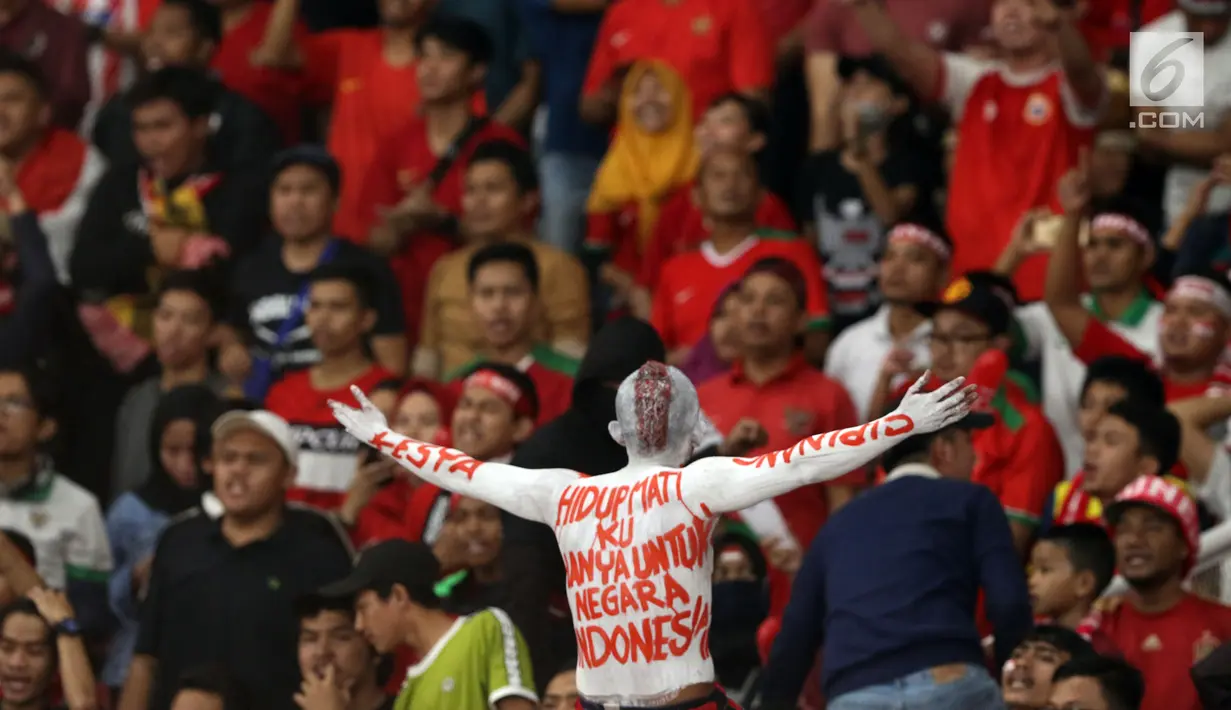 Salah satu suporter tim Garuda memberi semangat saat menyaksikan laga Timnas Indonesia melawan Timor Leste pada penyisihan grup B Piala AFF 2018 di Stadion GBK, Jakarta, Selasa (13/11). Indonesia unggul 3-1. (Liputan6.com/Helmi Fithriansyah)