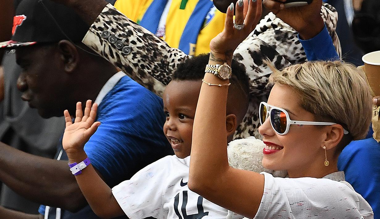 Istri Blaise Matuidi, Isabelle bersama anak bungsunya. (AFP/Franck Fife)