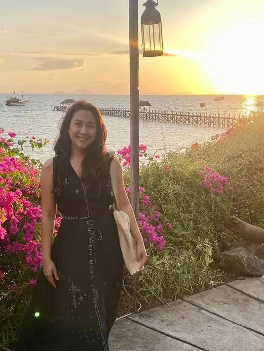 Sherina pun mengenakan dress sleeveless hitam dengan motif batik putih. Dipadukan tas tote bag beige dan alas kaki coklatnya. [@sherinamunaf]