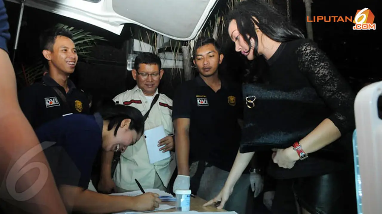 2-razia-hiburan-malam-140215c.jpg