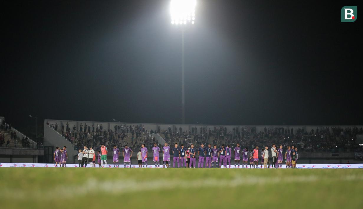 <p>Para pemain dan tim ofisial Persita Tangerang menyanyikan lagu saat laga pekan pertama BRI Liga 1 2022/2023 antara Persita Tangerang melawan Persik Kediri di Indomilk Arena, Tangerang, Senin (25/07/2022). (Bola.com/Bagaskara Lazuardi)</p>