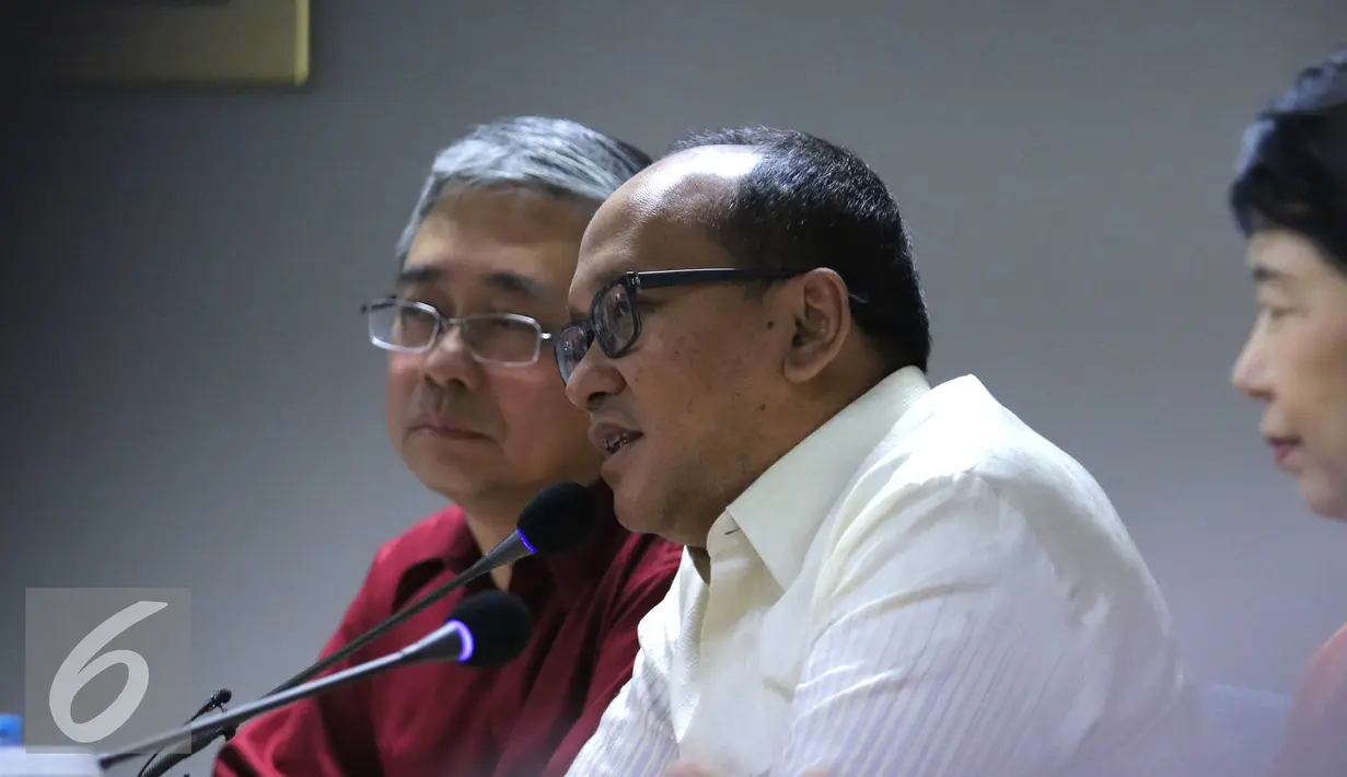 Ketua Umum Kadin Indonesia Rosan Perkasa Roeslani (tengah) saat menghadiri Pra Rakernas Bid Perdagangan Kadin Indonesia di Jakarta, Jumat (22/7). Target ekspor Indonesia dalam jangka waktu 10 tahun sebesar USD 950  miliar. (Liputan6.com/Angga Yuniar)