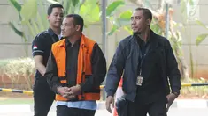 Pengusaha Abu Bakar memakai rompi tahanan tiba di Gedung KPK, Jakarta, Senin (5/8/2019). Abu Bakar diperiksa sebagai tersangka terkait suap izin prinsip dan lokasi pemanfaatan laut, proyek reklamasi di wilayah pesisir dan pulau pulau kecil Kepri 2018-2019. (merdeka.com/Dwi Narwoko)