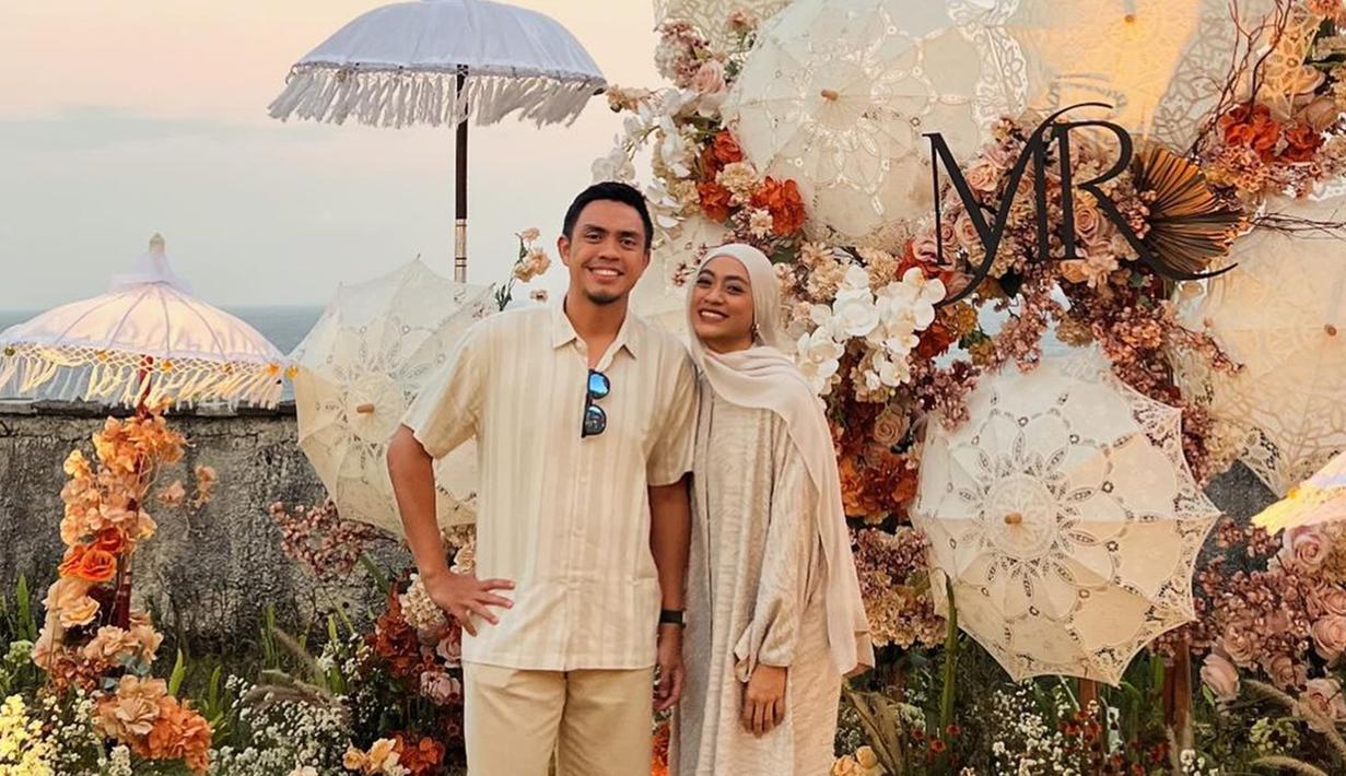 Menikah tahun 2015, Ayudia dan Ditto Percussion disebut masih terlihat seperti pasangan yang baru menikah. Hadiri pernikahan Mahalini dan Rizky Febian yang akan menjadi tetangga barunya di Bali, Ayudia dan Ditto Percussion tampil simpel nan elegan dengan busana putih. Jauh dari huru hara, pasangan yang terpaut usia 1 tahun ini jadi pasangan favorit netizen. (Liputan6.com/IG/@dittopercussion)