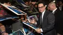 Sutradara JJ Abrams memberikan tanda kepada penggemar saat menghadiri pemutaran perdana "Star Wars: The Rise Of Skywalker" di Los Angeles, Senin (16/12/2019). The Rise Of Skywalker sendiri mengisahkan pertarungan antara terang dan gelap, Rey dan Kylo Ren. (AP Photo/Chris Pizzello)