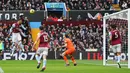 Pemain Arsenal, Eddie Nketiah (dua kiri) berebut bola diudara dengan pemain Aston Villa, Ezri Konsa pada pertandingan pekan ke-24 Premier League 2022/2023 yang berlangsung di Villa Park, Sabtu (18/2/2023).  (AFP/Geoff Caddick)