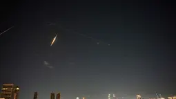 Serangan ini merupakan balasan langsung atas serangan udara skala besar yang dilakukan oleh militer Israel dan Amerika Serikat (AS) terhadap Teheran dan wilayah Iran lainnya pada Sabtu 28 Februari 2026 pagi. Tampak dalam foto, jejak-jejak pencegahan rudal pertahanan udara terlihat di Tel Aviv, Israel, Sabtu 28 Februari 2026. (AP Photo/Ohad Zwigenberg)