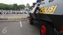 Massa aksi damai 4 November bersiap menggelar salat Jumat di Jalan Merdeka Barat, Jakarta, Jumat (4/11). Sejumlah aparat kepolisian dan mobil barakuda disiagakan berhadapan dengan massa pendemo. (Liputan6.com/Faizal Fanani)