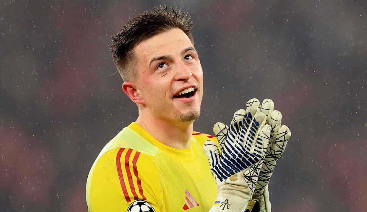 Gol Anatoliy Trubin tergolong langka karena sangat jarang seorang penjaga gawang mampu mencetak gol di kompetisi tertinggi antarklub Eropa. Tampak dalam foto, kiper Benfica asal Ukraina, Anatoliy Trubin, merayakan setelah mencetak gol keempat timnya selama pertandingan pekan ke-8 Liga Champions 2025-2026 melawan Real Madrid di Estadio da Luz, Lisbon, Rabu (28/1/2026) waktu setempat atau Kamis (29/1/2026) dini hari WIB. (PATRICIA DE MELO MOREIRA/AFP)