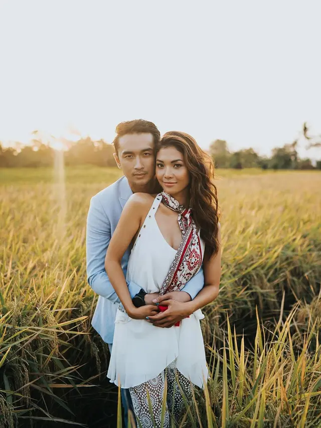 6 Potret Prewedding Gerald Yohanes 'Anak Langit' dan Mezty Mez, Mesra Bertema Alam